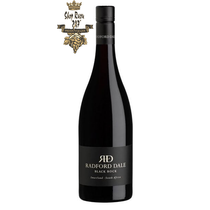 Rượu vang Nam Phi Radford Dale Black Rock Perdeberg Swartland có màu đỏ rực rỡ, với hương vị phức tạp tỏa ra mùi hương hoang dã