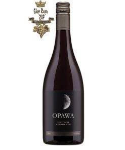 Rượu Vang Đỏ New Zealand Opawa Pinot Noir có màu đỏ đẹp mắt. Hương thơm của trái cây anh đào chín, nho đỏ, gỗ sồi nướng