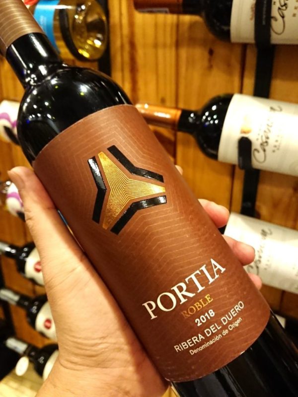 Rượu Vang Đỏ Tây Ban Nha Portia Roble có màu đỏ tươi sáng với một chút ánh tím. Hương thơm mạnh mẽ và đầy quyến rũ