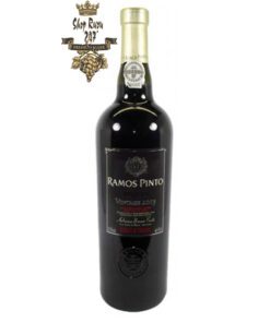 Rượu vang Đỏ Bồ Đào Nha Porto Ramos Pinto Vintage 2003 có một cường độ đáng kinh ngạc với màu đỏ anh đào tuyệt vời