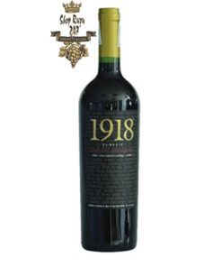 Rượu Vang Đỏ 1918 Classic Cabernet Sauvignon có mầu đỏ ngọc đẹp mắt. Hương thơm mạnh mẽ của mâm xôi, dâu tây và ca cao