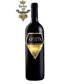 Rượu Vang Chile Đỏ Apalta Cabernet Sauvignon có mầu đỏ đậm sâu, hương vị trái cây kết hợp các loại gia vị và hạt tiêu tạo ra vị cân bằng hoàn hảo