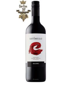 Rượu Vang Đỏ Argentina Estimulo Malbec có màu tím mãnh liệt. Hương thơm của hoa quả chín cùng trái cây vùng nhiệt đới