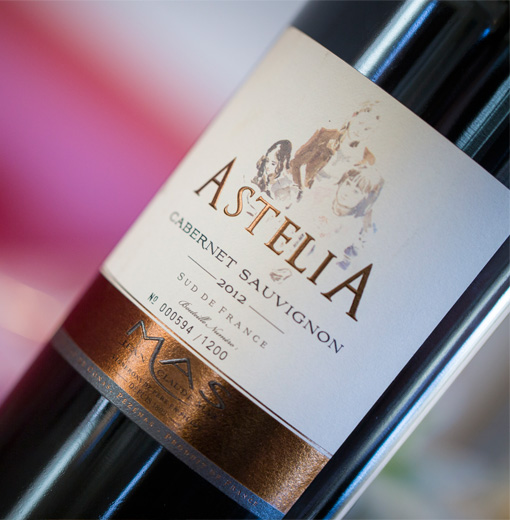 Rượu Vang Đỏ Pháp Astelia Cabernet Sauvignon có mầu đỏ nổi bật. Hương thơm tinh tế của hoa trắng, trái cây họ cam quýt cùng gợi ý của mật ong