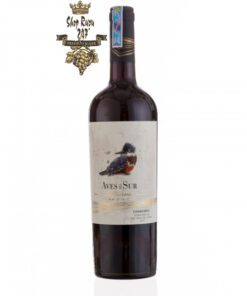 Rượu Vang Chile Đỏ Aves Del Sur Reserva Carmenere có mầu đỏ đậm ánh tím. Nổi bật với hương thơm của anh đào chín, mận đen