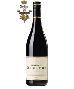 Rượu Vang Đỏ Úc Brokenwood Cricket Pitch Red có mầu ruby đẹp mắt. Hương thơm của trái cây tối, tuyết tùng, anh đào, mận