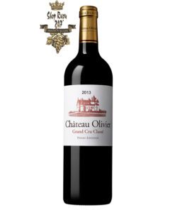 Rượu Vang Đỏ Chateau Olivier có màu đỏ ruby đậm sâu. Hương thơm của các loại trái cây chín đỏ như dâu rừng, cam thảo,