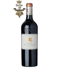Rượu Vang Đỏ Chateau Pape Clement 2012 có mầu đỏ anh đào đậm sâu. Là một loại rượu khá thanh lịch và hài hòa
