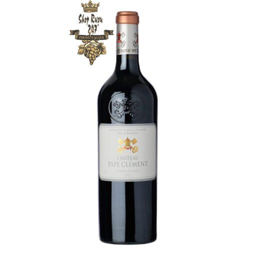 Rượu Vang Đỏ Chateau Pape Clement 2012 có mầu đỏ anh đào đậm sâu. Là một loại rượu khá thanh lịch và hài hòa