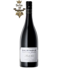 Rượu Vang Đỏ Úc Dalrymple Pipers River Tasmania có màu garnet sâu, với mùi thơm mận chín cùng gợi ý của dâu đen và quả mâm xôi