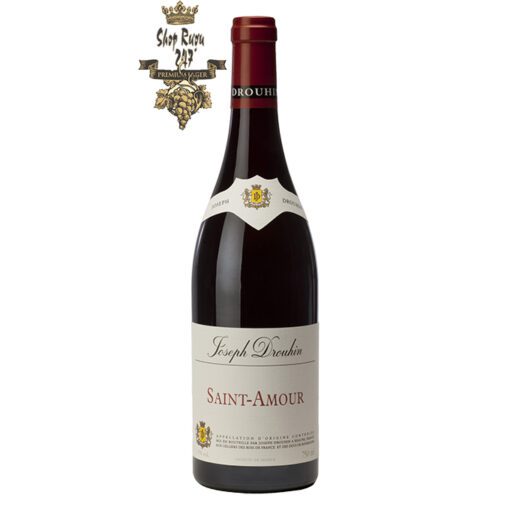 Rượu Vang Đỏ Joseph Drouhin Saint Amour có mầu đỏ tím đẹp mắt. Hương thơm mãnh liệt của trái cây, mùi hương đặc trưng của hoa violet