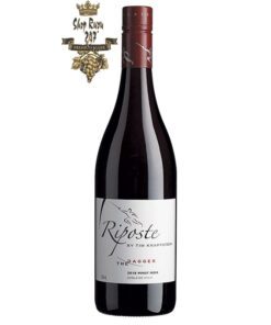 Vang Đỏ Úc Knappstein Riposte Dagger Pinot Noir có màu đỏ đậm đẹp mắt. Hương thơm phức hợp của trái cây mầu đỏ