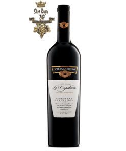 Rượu Vang Đỏ La Capitana Cabernet Sauvignon có mầu đỏ ruby đậm. Hương thơm mạnh mẽ của quả mọng, nho đen, anh đào và quả việt quất