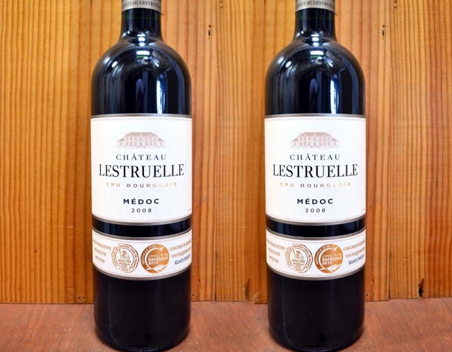 Rượu Vang Đỏ Pháp Chateau Lestruelle 2010 có màu ngọc bích. Hương thơm phức hợp và mãnh liệt của thảo mộc, olive và trái cây.