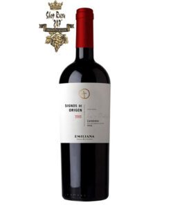 Rượu Vang Đỏ SIGNOS DE ORIGEN Carmenere có mầu đỏ ánh tím tươi sáng. Hương thơm thanh lịch từ những hương liệu khác nhau từ quả đen
