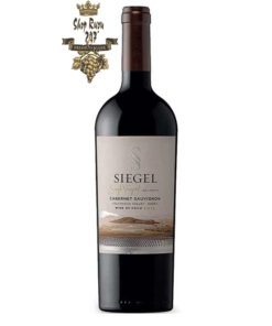 Rượu Vang Đỏ Siegel Single Vineyard Cabernet Sauvignon có mầu đỏ cherry đậm. Hương thơm ngọt ngào hòa quyện