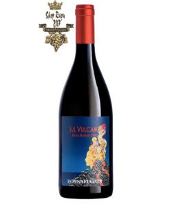 Rượu Vang Ý Đỏ Sul Vulcano Rosso có một màu đỏ ruby ​​nhẹ. Mùi hương của rượu vang Trên núi lửa Etna