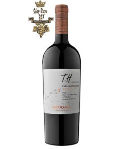 Rượu Vang Đỏ Undurraga Cabernet Sauvignon có màu đỏ đậm đặc. Hương thơm của nho đen chín, quả tươi cùng các ghi chú than chì