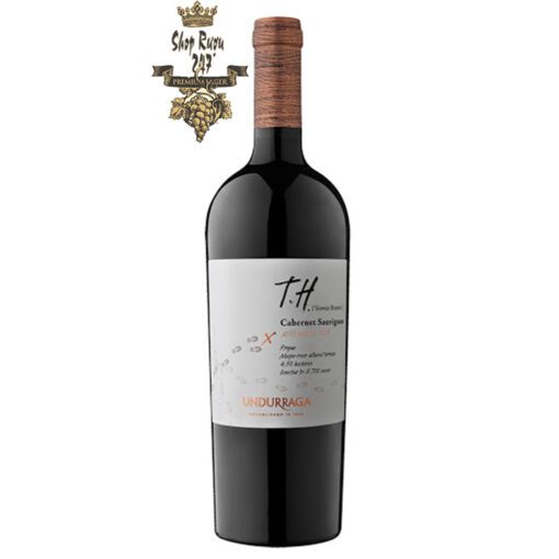 Rượu Vang Đỏ Undurraga Cabernet Sauvignon có màu đỏ đậm đặc. Hương thơm của nho đen chín, quả tươi cùng các ghi chú than chì