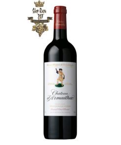 Rượu Vang Đỏ dArmailhac Grand Cru Classé có màu đỏ tối sang trọng. Hương thơm quyến rũ của trái cây, hoa quả cùng gợi ý của hương vani