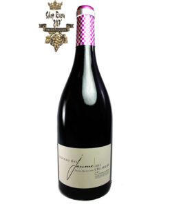 Rượu Vang Đỏ Chateau Des Jaume Cru Maury có màu đỏ đẹp mắt. Hương thơm của mâm xôi, dâu tây và gia vị hấp dẫn.