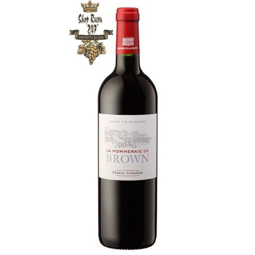 Rượu Vang Đỏ Pháp La Pommeraie de Brown red có màu đỏ đậm ánh tím đẹp mắt. Hương thơm là sự kết hợp của cây tuyết tùng,