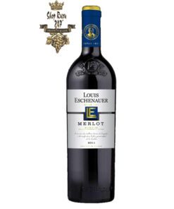 Rượu Vang Đỏ Louis Eschenauer Merlot có mầu đỏ garnet cực thẫm. Hương thơm biểu cảm của các loại quả mọng đỏ, anh đào,