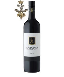 Rượu Vang Đỏ Úc Woodstock Shiraz có mầu đỏ thẫm đẹp mắt. Hương thơm lan tỏa của trái cây đen, socola đen, cam thảo, mận