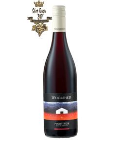 Rượu Vang Đỏ Úc Woolshed Pinot Noir có mầu đỏ anh đào đẹp mắt. Hương thơm phức hợp của các loại trái cây như anh đào chín