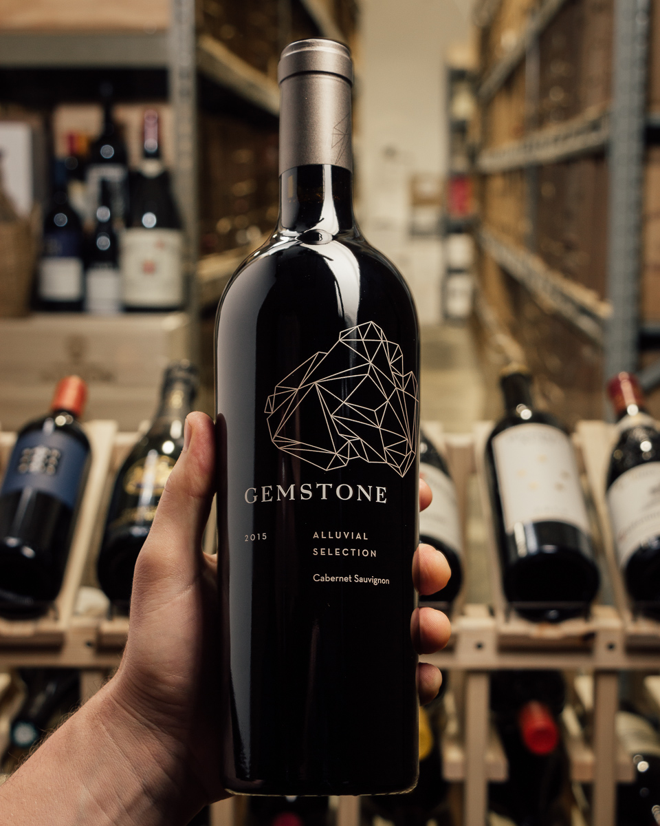 Rượu Vang Mỹ Gemstone Cabernet Sauvignon có mầu tím đậm cùng ánh garnet. Mùi hương phong phú của anh đào đen, mận