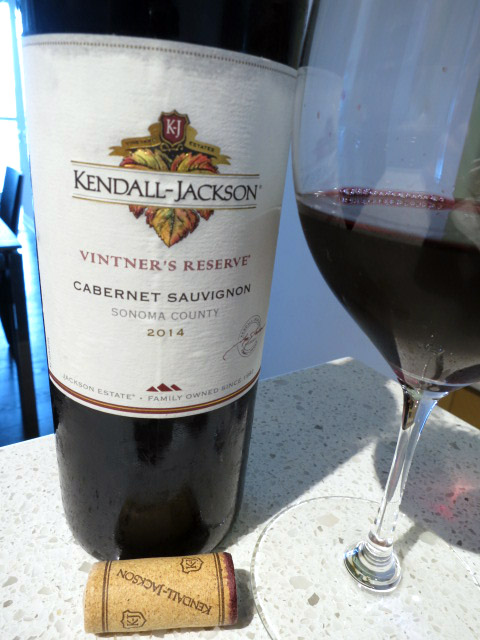 Rượu vang Mỹ Kendall Jackson Vintners Reserve Cabernet Sau Sonoma đọng lại trên khoang miệng của một chút cassis cùng với vani, thảo dược khô
