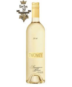 Rượu Vang Trắng Silver Oak Cellars Twomey Estate Sauvignon Blanc có mầu vàng rơm. Hương thơm của cây thông nhiệt đới,