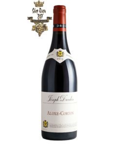 Rượu Vang Pháp Joseph Drouhin Aloxe Corton có mầu đỏ đậm đẹp mắt. Hương thơm mạnh mẽ của kẹo, trái cây cùng gợi ý của hương liệu cay