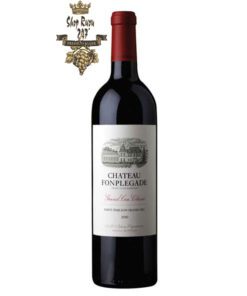 Rượu Vang Pháp Đỏ Chateau Fonplegade có màu đỏ tím đẹp mắt. Hương thơm quyến rũ của trái cây, hương khói, cam thảo