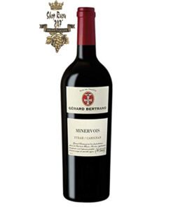 Rượu Vang Pháp Đỏ Gerard Bertrand Terroir AOP Minervois có mầu đỏ ruby đẹp mắt. Hương thơm phức tạp của trái cây đen như ô liu đen, dâu đen
