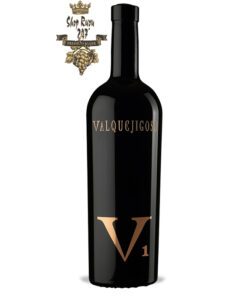Rượu Vang Tây Ban Nha V1 Valpuejigoso có mầu đậm sâu. Hương thơm của cam thảo đen, hạt tiêu đen và đinh hương.