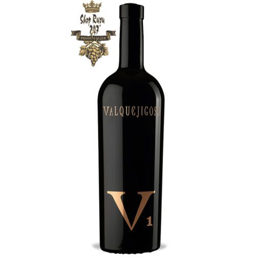 Rượu Vang Tây Ban Nha V1 Valpuejigoso có mầu đậm sâu. Hương thơm của cam thảo đen, hạt tiêu đen và đinh hương.