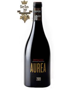 Rượu Vang Đỏ Tây Ban Nha Aurea có mầu đỏ đậm anh đào. Hương thơm của các loại hoa quả trái cây như dứa, xoài, mận