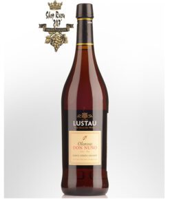 Rượu vang Tây Ban Nha Lustau Solera Familiar: Oloroso Don Nuno 2019 với Màu đồng tối với viền vàng. Hương thơm hăng hăng với nền gỗ khói