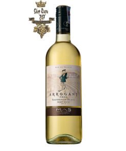 Rượu Vang Trắng Arrogant Frog Varieties Sauvignon Blanc có mầu vàng ánh xanh tươi sáng. Hương thơm phức tạp của bưởi, hương thảo mộc