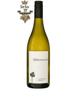 Rượu Vang Trắng New Zealand Ribbonwood Riesling có mầu vàng ánh xanh. Hương thơm tinh tế của các loại trái cây vùng nhiệt đới