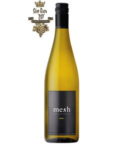 Rượu vang trắng Úc Mesh Riesling lan tỏa một sức quyến rũ tuyệt vời từ mùi hương của trái cây màu vàng của chanh và bưởi