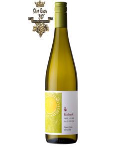 Rượu vang Úc Redbank Long Paddock Pinot Grigio với màu vàng rơm pha xanh lá cây, nồng độ 13,5% và vị rượu tươi mới