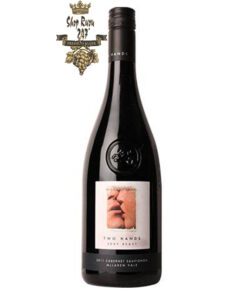 Rượu Vang Úc Sexy Beast Cabernet Sauvignon Two Hands có mầu đỏ anh đào đẹp mắt. Hương thơm của nho đỏ, thuốc lá