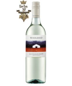 Rượu vang Úc Woolshed Sauvignon Blanc White sở hữu màu trắng tinh khiết, đôi lúc ánh lên màu hồng dâu nhạt