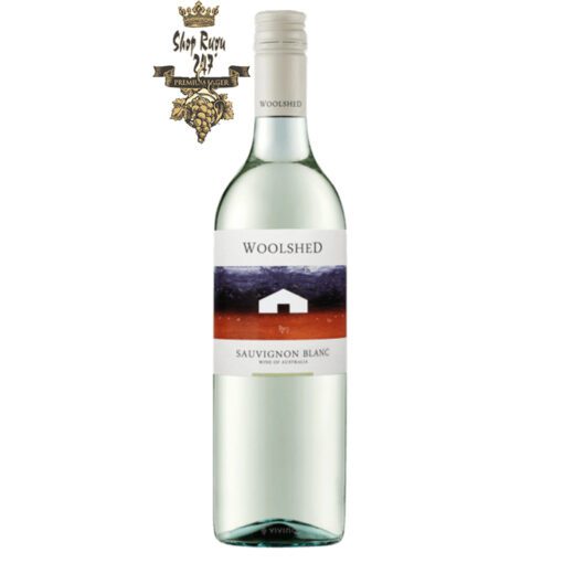 Rượu vang Úc Woolshed Sauvignon Blanc White sở hữu màu trắng tinh khiết, đôi lúc ánh lên màu hồng dâu nhạt