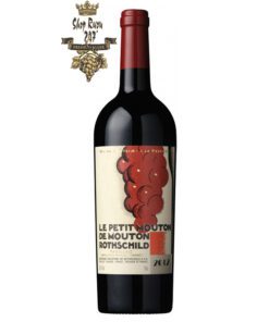 Vang Đỏ Le Petit Mouton de Mouton Rothschild 2012 có mầu đỏ anh đào đậm sâu. Hương thơm của thuốc lá,
