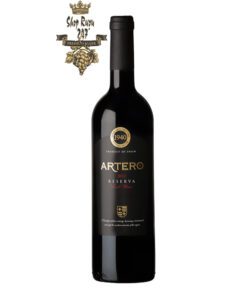 Rượu Vang Artero có vẻ ngoài óng ả, thanh lịch mượt mà nhưng lại có tính cách linh hoạt, quyến rũ. Rượu có màu đỏ anh đào đậm