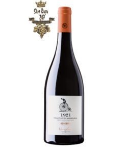 rượu vang 1921 Primitivo di Manduria Riserva DOP Varvaglione mở ra với hương thơm nồng nàn và đậm đặc của trái cây chín đỏ, anh đào đen