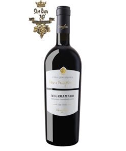 Rượu vang Privata Negroamaro có một vẻ ngoài sang trọng và quý phái. Thân chai thủy tinh đen cao cấp như một viên cẩm thạch với nhãn chai cũng được thiết kế với màu đen